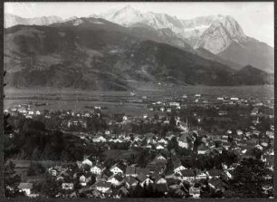 Blick auf das Wettersteingebirge mit Alpenspitze (Mitte) und Zugspitzmassiv (rechts)