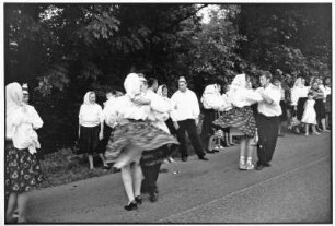 Sarbi. Volkstanz auf der Straße
