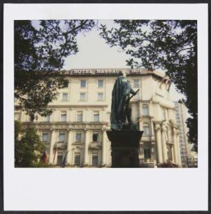 Kaiser-Friedrich-Denkmal vor dem Hotel Nassauer Hof in Wiesbaden