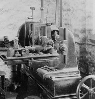 Planfräsen der Lagerschalen-Teilungsflächen : Technikgeschichte | Technologie | Maschinenbau und Eisengiesserei | Schwungrad und Seilscheiben-Fabrikation | Cottbusser Maschinenbau-Anstalt und Eisengießerei AG