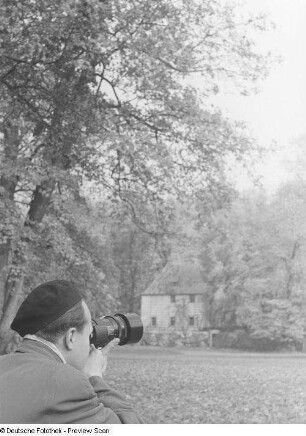 Roger Rössing vor Goethes Gartenhaus im Park an der Ilm