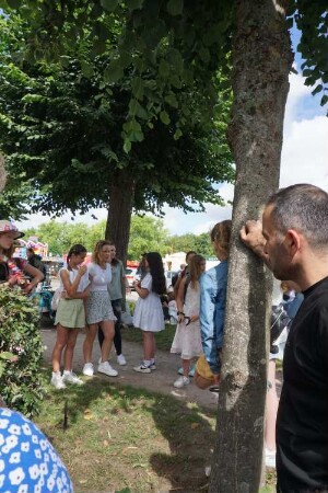 Bad Oldesloe: Kindervogelschießen: Exer: Wettspiele: Schülerinnen beim Hufeisenwerfen: 13. Juli 2023