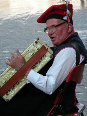 Straßenmusiker am Hauptmarkt, in Volkstracht