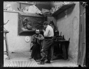 Ohne Titel (August Gaul in seinem Atelier sitzend)