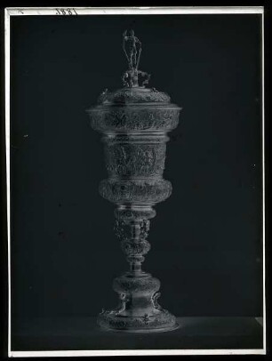 Pokal (Deckelpokal mit Jagdszene)