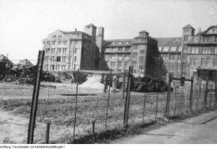 Dresden, Bühlau, Kurhaus. Gründungsparteitag der SED. Wilhelm Koenen, Mitglied des Zentralkomitees der Kommunistischen Partei Deutschlands (KPD), nach seiner Teilnahme an der Gründung der SED in Sachsen, 7. April 1946 & Dresden, Bühlau, Kurhaus. Gründungsparteitag der SED. Wilhelm Koenen, Mitglied des Zentralkomitees der Kommunistischen Partei Deutschlands (KPD), 7. April 1946 & Dresden, Bühlau. VKHS, 1946