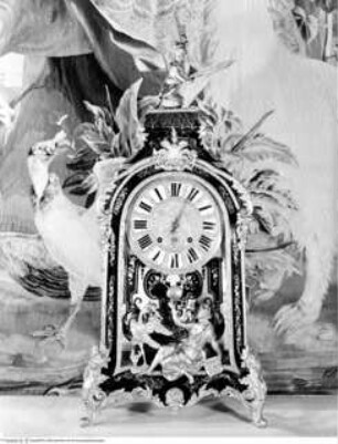 Uhr mit figürlichem Schmuck