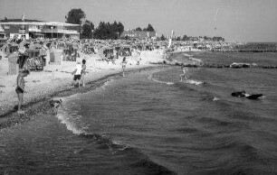 Grömitz: Strand mit Blick zum Wellenbad, Richtung Norden