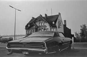 Berlin-Reinickendorf : In Berlin-Reinickendorf, Ollenhauer Strasse 104 mit Ford Thunderbird