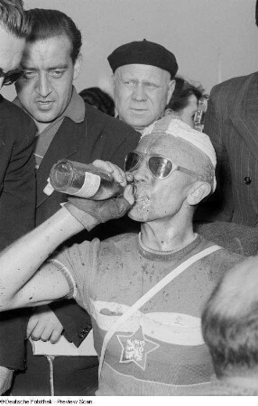 Radrennfahrer des tschechoslowakischen Teams nach dem Rennen