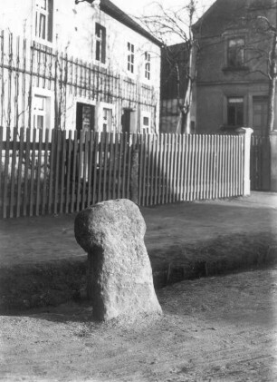 Steinkreuz : Röderaue-Frauenhain, Dorfstraße 2 a. Steinkreuz ohne Kopf