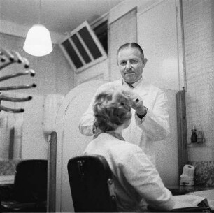 Greiz. Friseurmeister bei der Arbeit in seinem Friseursalon