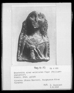 Bruchstück einer weiblichen Figur (Heiligenstatuette?) : Bruchstück einer weiblichen Figur (Heiligenstatuette?). (Grabungsfund aus dem Umfeld der Burg Körse). Granit, ehemals gefasst. Schirgiswalde-Kirschau: Burgmuseum Kirschau