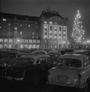 Dresden. Altmarkt Westseite, Warenhaus Centrum, mit Weihnachtsbaum auf dem Altmarkt