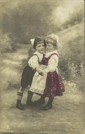 [Junge und Mädchen tanzen]