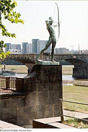Bogenschütze : Blick über den Bogenschützen (1895/1902; E. M. Geyger) gegen Albertbrücke und Hochhäuser Käthe-Kollwitz-Ufer