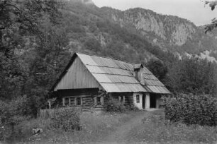 Berghütte : Hütte nahe eines Steilhanges.