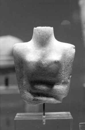 Basel (Schweiz): Marmortorso eines weiblichen Idols mit verschränkten Armen, Höhe 7,2 cm, Kykladenkultur