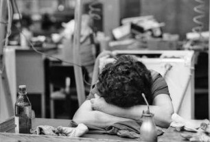 Haushaltsgeräte-Hersteller MIELE in Gütersloh. 1982. Produkion der W 451 : Waschmaschinen-Produktion beim Haushaltsgeräte-Hersteller MIELE in Gütersloh, 1982. Pause am Arbeitsplatz