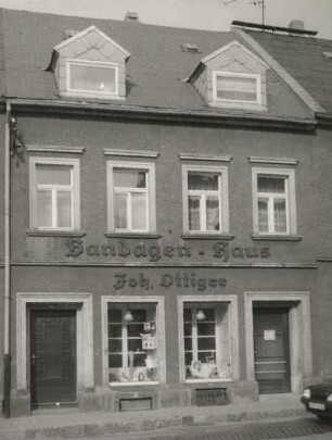 Dippoldiswalde, Käthe-Kollwitz-Straße (Herrengasse) 5. Wohnhaus mit Ladeneinbau. Straßenansicht