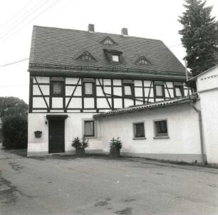 Niederwiesa, Wiesenstraße 2. Wohnhaus (1801/1850). Traufseite mit Anbau