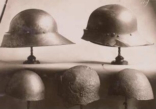 Zwei Schallern und zwei Hirnhauben und eine Beckenhaube