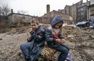 Leipzig, März 1992. Sanierungsgebiet Lindenau. Schrott am Strassenrand, wilde Müllkippe, spielende Kinder