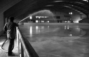 Eröffnung der Eislaufhalle Neureut nördlich des Klammwegs in Neureut-Heide am 17. Januar 1981