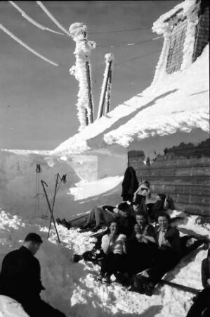Feldberg: Sonnende Gruppe unter Schneedach