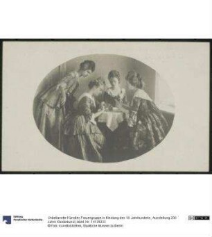 Frauengruppe in Kleidung des 18. Jahrhunderts, Ausstellung 200 Jahre Kleiderkunst