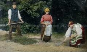 Frauen und Mann in russisch-polnischer Volkstracht bei der Feldrabeit (zweisprachig)