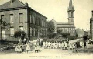 Rathaus, Schule und Kirche in Neuville-les-This