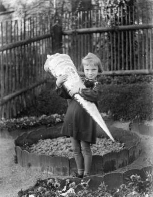 Mittelsachsen, Schulanfängerin : Mittelsachsen. Schulanfängerin mit Zuckertüte im Garten