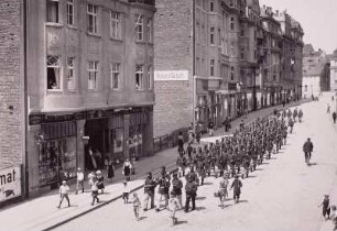 Das Königlich-Sächsische Infanterieregiment Nr. 103 auf dem Marsch durch die Kaiserstraße in Bautzen