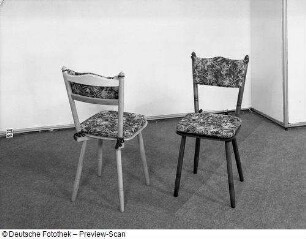 Stuhl mit gepolsterter Sitzfläche und Rückenlehne