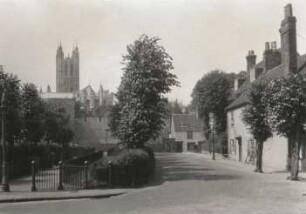 Canterbury. Alte Stadtmauer an der Broadstreet mit Blick auf die Kathedrale von Südosten