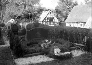Friedhof mit Grabstelle von Karl Büchler - Besitzer der Knopffabrik : re. Kirchvaterhaus, li. alte Dorfschmiede