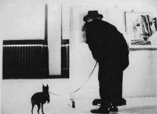 Mann mit Hund in einer Galerie