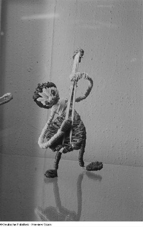 Bastfigur eines Bassisten auf der Leipziger Herbstmesse 1954