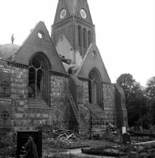 Friedenskirche ohne Dach: Grundsanierung: Außenansicht von Nordosten: davor Bretter und weiteres Baumaterial: vorn Kirchhof
