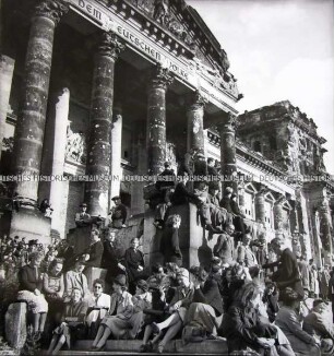 Teilnehmer der Kundgebung am Reichstag während der Berlin-Blockade