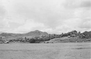 Becken von Uoldia : Blick auf eine Siedlung an einem Berghang