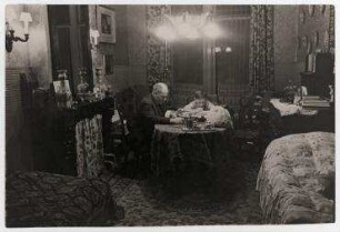 Erich Salomon mit Sohn Dirk in der Wohnung in Den Haag