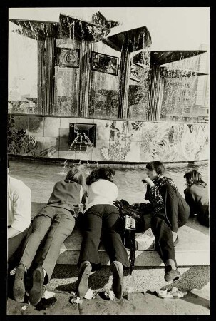 Jugendliche am Brunnen der Völkerfreundschaft auf dem Alexanderplatz, Berlin