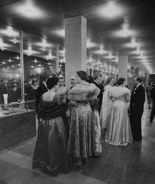 Archivfotografie "mannheim_nationaltheater_menschen_inszenierung_791m"