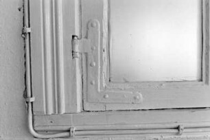 Sprenge: Dorfstraße 16: traufständiges Bauernhaus: Wohntrakt: Innenansicht: Flur: Detailaufnahme: Beschlag an kleinem Wandfenster