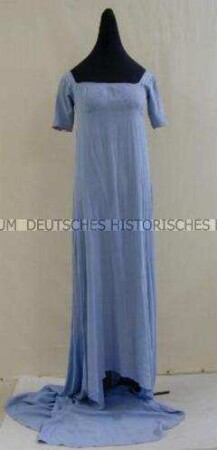 Kleid mit Schleppe und Gürtel