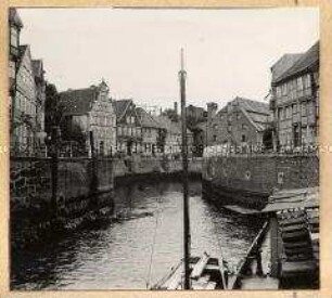 Fluss der durch eine Stadt geht, an beiden Ufern stehen Häuser