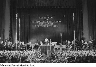 Wilhelm Pieck am Rednerpult sowie das Orchester bei der Bachfeier