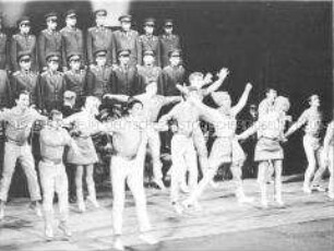 Auftritt einer Tanzgruppe anlässlich der Festlichkeiten zum 25jährigen Jubiläum der DSF in der Komischen Oper in Berlin (Ost)